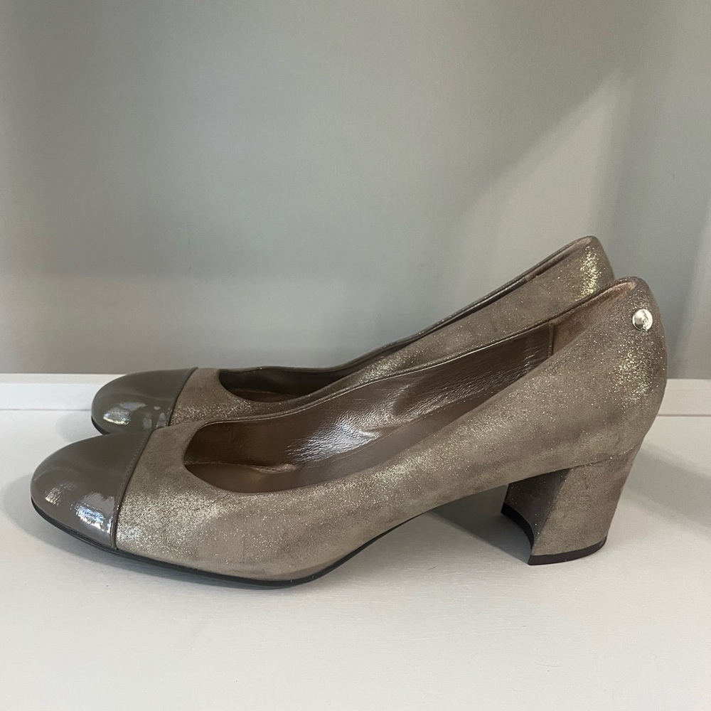 AGL cap toe low block heel tan‎ gold heel pumps